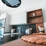 Ideal Location, Stylish 1br With Free Parking דירה *