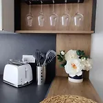 Apartment Ideal Location, Stylish 1br With Free Parking