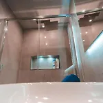 Ideal Location, Stylish 1br With Free Parking דירה *