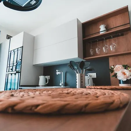 Ideal Location, Stylish 1br With Free Parking *