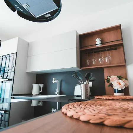 Ideal Location, Stylish 1br With Free Parking Lägenhet *