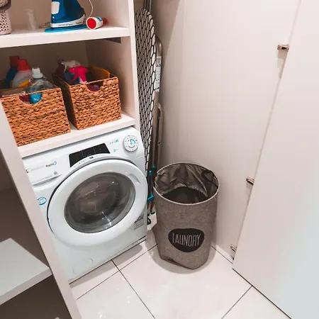 Ideal Location, Stylish 1br With Free Parking Lägenhet *