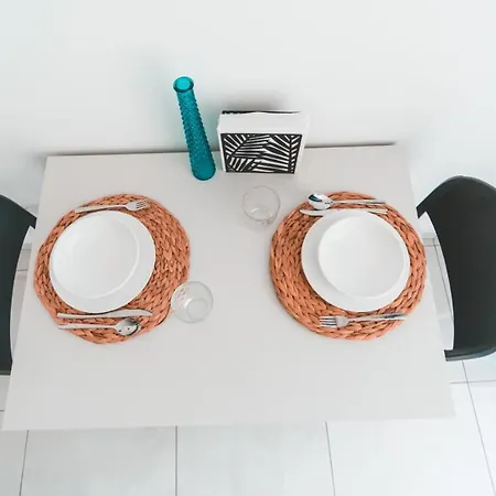 Ideal Location, Stylish 1br With Free Parking Lägenhet