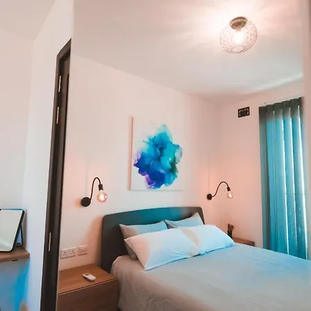 Ideal Location, Stylish 1br With Free Parking Lägenhet