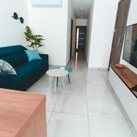 Ideal Location, Stylish 1br With Free Parking Lägenhet