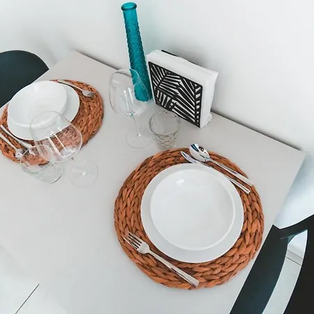 Ideal Location, Stylish 1br With Free Parking Lägenhet *