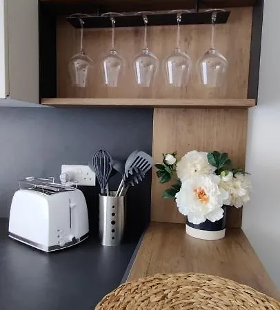 Apartment Ideal Location, Stylish 1br With Free Parking