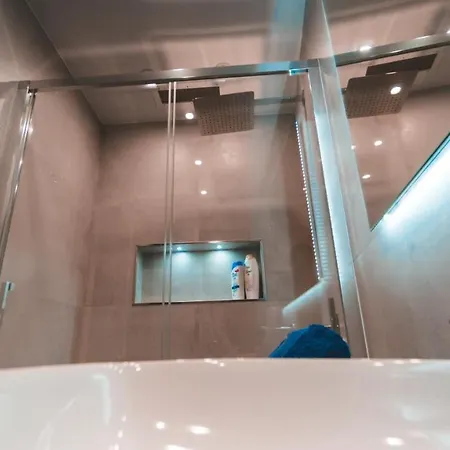 Ideal Location, Stylish 1br With Free Parking 公寓 *