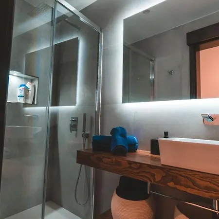 Lejlighed Ideal Location, Stylish 1br With Free Parking