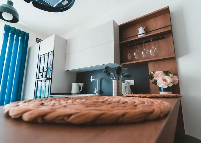 Ideal Location, Stylish 1br With Free Parking *