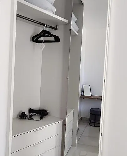 Lejlighed Ideal Location, Stylish 1br With Free Parking