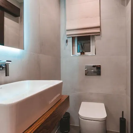 Ideal Location, Stylish 1br With Free Parking Apartment