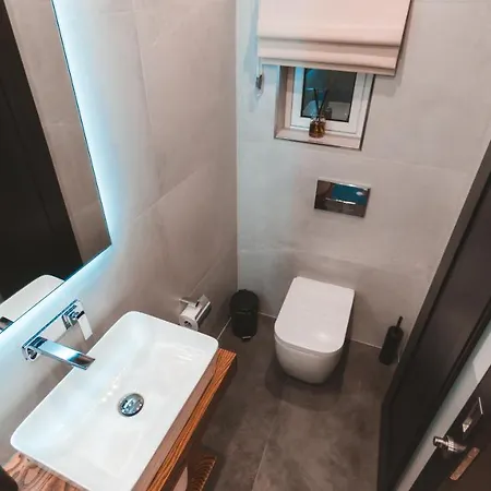 Ideal Location, Stylish 1br With Free Parking Apartment *